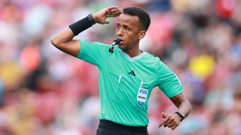فيديو.. هل يعود لكأس العالم؟: استقبال حافل للحكم الصومالي.. ودعوة كندية لاستضافته