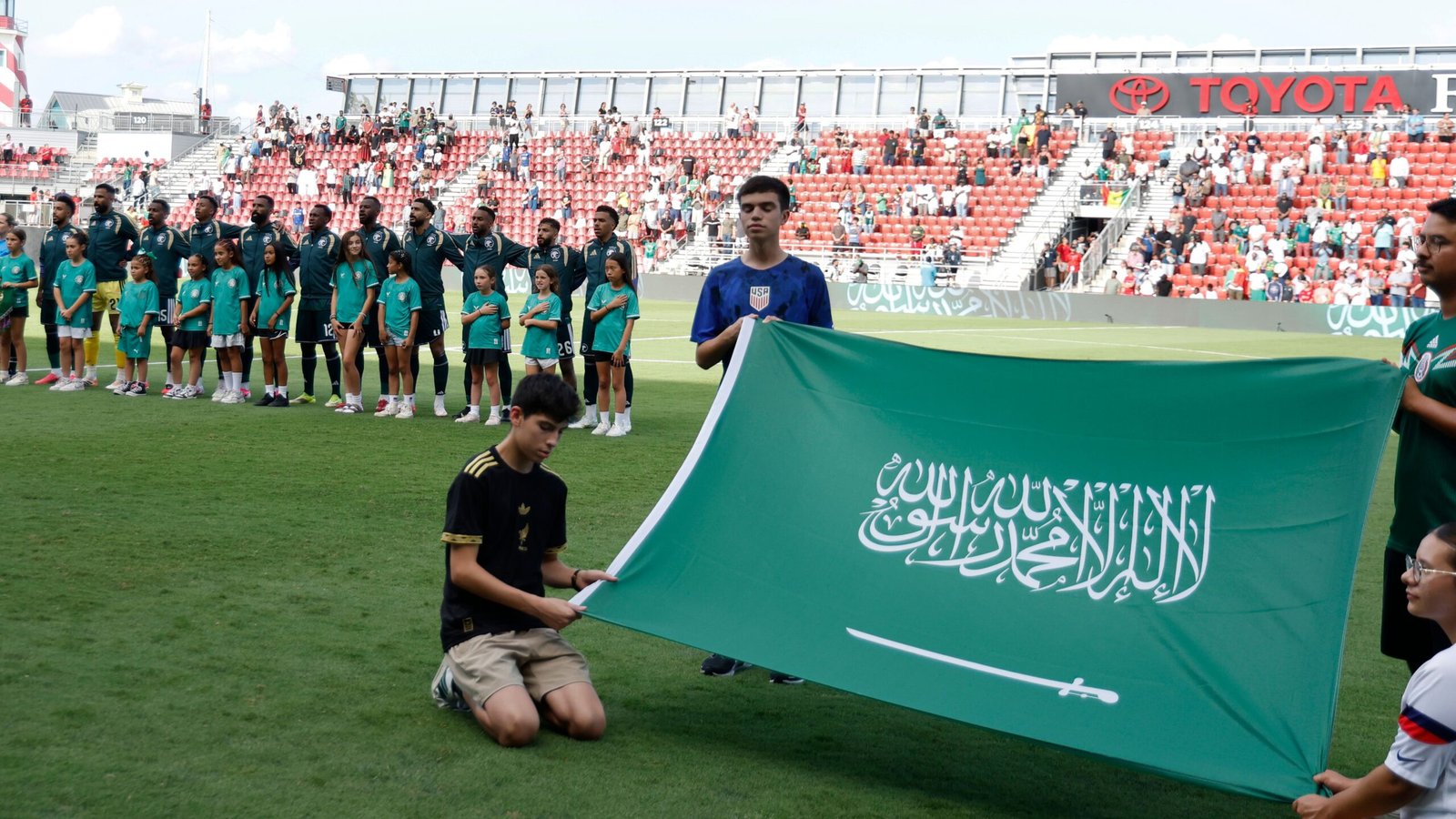 جماهير وصور وتوقيعات.. منظمة الصحة العالمية تفتح تدريبات المنتخب السعودي