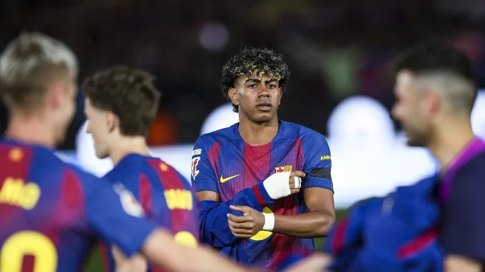 سبب غريب | لامين يامال يكشف سر ضمادة اليد!