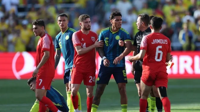بطاقة حمراء تشعل أزمة بين عامر جاموس ولاعبي منتخب كولومبيا