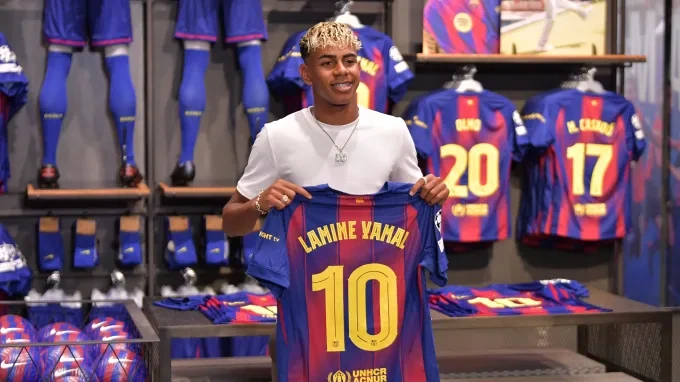 قمصان برشلونة تغزو شوارع مدريد.. ما القصة؟