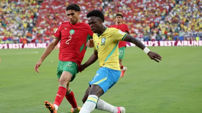 إبراهيموفيتش يشعل الجدل حول حكم مباراة المغرب والبرازيل