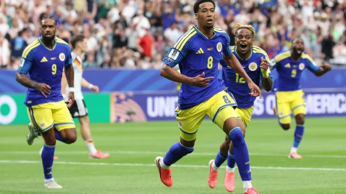 مكالمة هاتفية تقود لاعب كوراساو لكتابة التاريخ في كأس العالم
