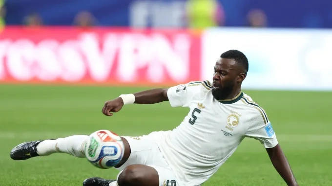إصابة مقلقة تهز دفاع المنتخب السعودي أمام الرأس الأخضر