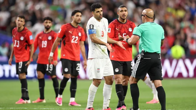 إبراهيموفيتش يفتح النار على حكم مباراة مصر وإيران