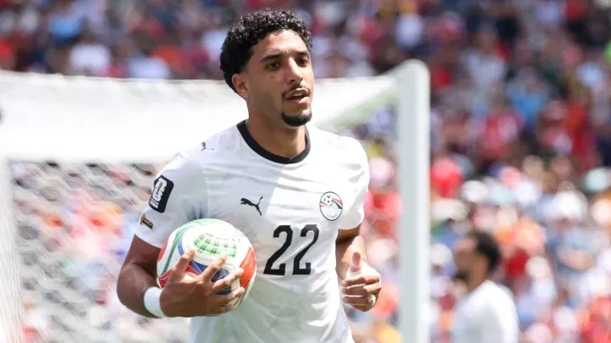 نادٍ إنجليزي يخطط للجمع بين عمر مرموش وغاكبو